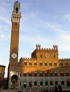 Torre del Mangia a Siena
(15776 bytes)